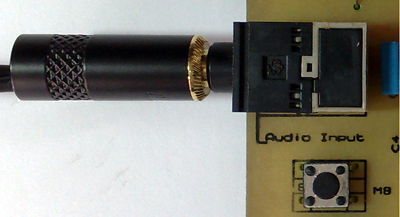 Figura 11: Plug conectado na entrada de áudio da placa de gravação.

