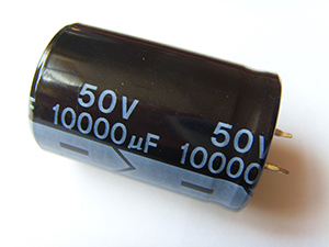 Figura 2 - No mercado de componentes podem ser encontrados capacitores de 10 000 a 100 000 µF com tensões de 16 a 100 V.
