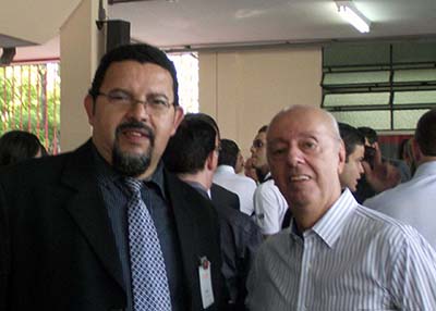 Newton C. Braga e o Prof. José Carlos Valbão, Orientador de Prática Profissional da Unidade SENAI Hermenegildo Campos de Almeida
