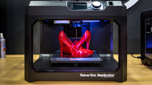 Impressora 3D “imprimindo” um par de sapatos
