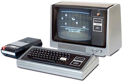 Um antigo computador pessoal com o gravador cassete para “guardar” os arquivos, como jogos e dados.
