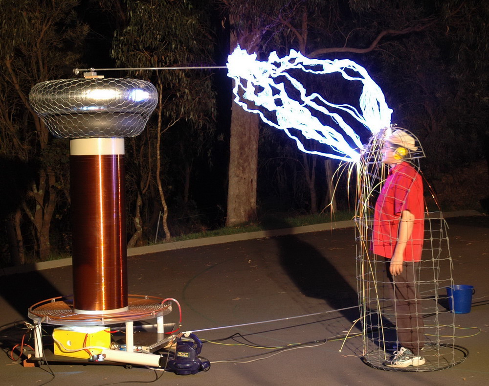 Figura 2 – Uma demonstração da gaiola de Faraday Figura 2 – Uma demonstração da gaiola de Faraday