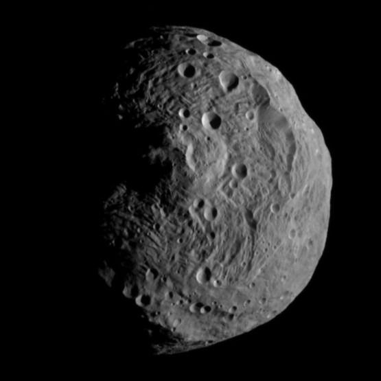 Imagem: Por NASA/JPL-Caltech/UCLA/MPS/DLR/IDA - [1], [2], Domínio público, https://commons.wikimedia.org/w/index.php?curid=15835188

