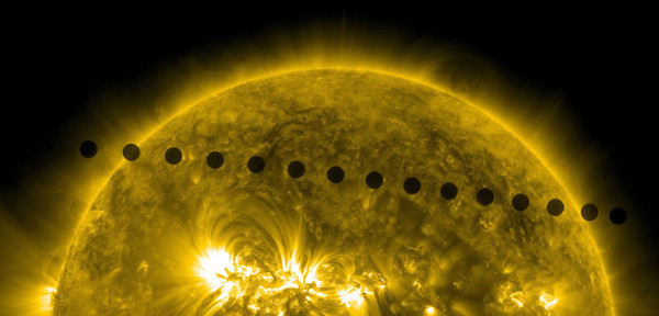 Imagem da NASA mostrando a passagem de Vênus diante do Sol em 2012, para ilustrar o que ocorre no caso da estrela
Imagem da NASA mostrando a passagem de Vênus diante do Sol em 2012, para ilustrar o que ocorre no caso da estrela