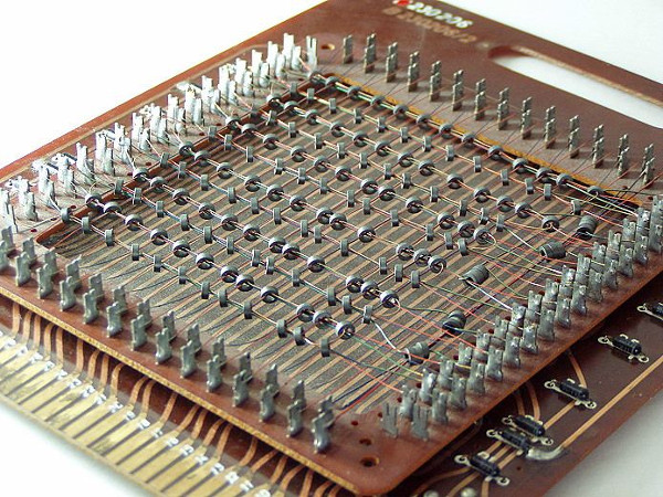 Figura 134 – Uma memória magnética de um computador dos anos 60 – Foto internet
Figura 134 – Uma memória magnética de um computador dos anos 60 – Foto internet