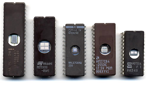 Figura 142- EPROMs comuns com suas janelas de quartzo expondo o chip
Figura 142- EPROMs comuns com suas janelas de quartzo expondo o chip