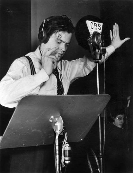 Figura 3 - Orson Welles em seu programa na CBS em 1938
Figura 3 - Orson Welles em seu programa na CBS em 1938