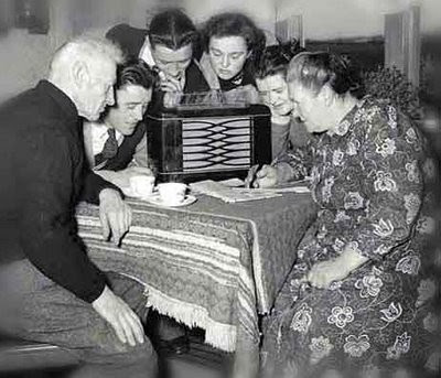 Figura 4 - Naquela época as pessoas se reuniam em torno do rádio para ouvir os programas.
Figura 4 - Naquela época as pessoas se reuniam em torno do rádio para ouvir os programas.