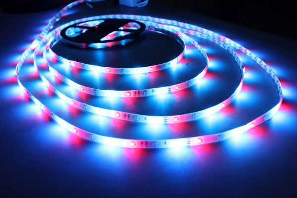 Figura 3 - exemplo de fita LED RGB acesa. Fonte da imagem: https://www.vivadecora.com.br/pro/iluminacao/como-funciona-fita-de-led/ 
