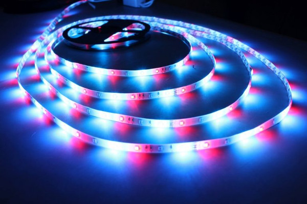 Figura 3 - exemplo de fita LED RGB acesa. Fonte da imagem: https://www.vivadecora.com.br/pro/iluminacao/como-funciona-fita-de-led/
Figura 3 - exemplo de fita LED RGB acesa. Fonte da imagem: https://www.vivadecora.com.br/pro/iluminacao/como-funciona-fita-de-led/