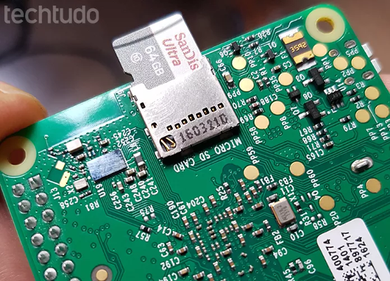 Figura 1 - inserção do micro-SD na Raspberry Pi 3B. Fonte da imagem: https://www.techtudo.com.br/noticias/noticia/2017/02/comprou-um-raspberry-pi-saiba-o-que-voce-nao-deve-fazer.html
Figura 1 - inserção do micro-SD na Raspberry Pi 3B. Fonte da imagem: https://www.techtudo.com.br/noticias/noticia/2017/02/comprou-um-raspberry-pi-saiba-o-que-voce-nao-deve-fazer.html