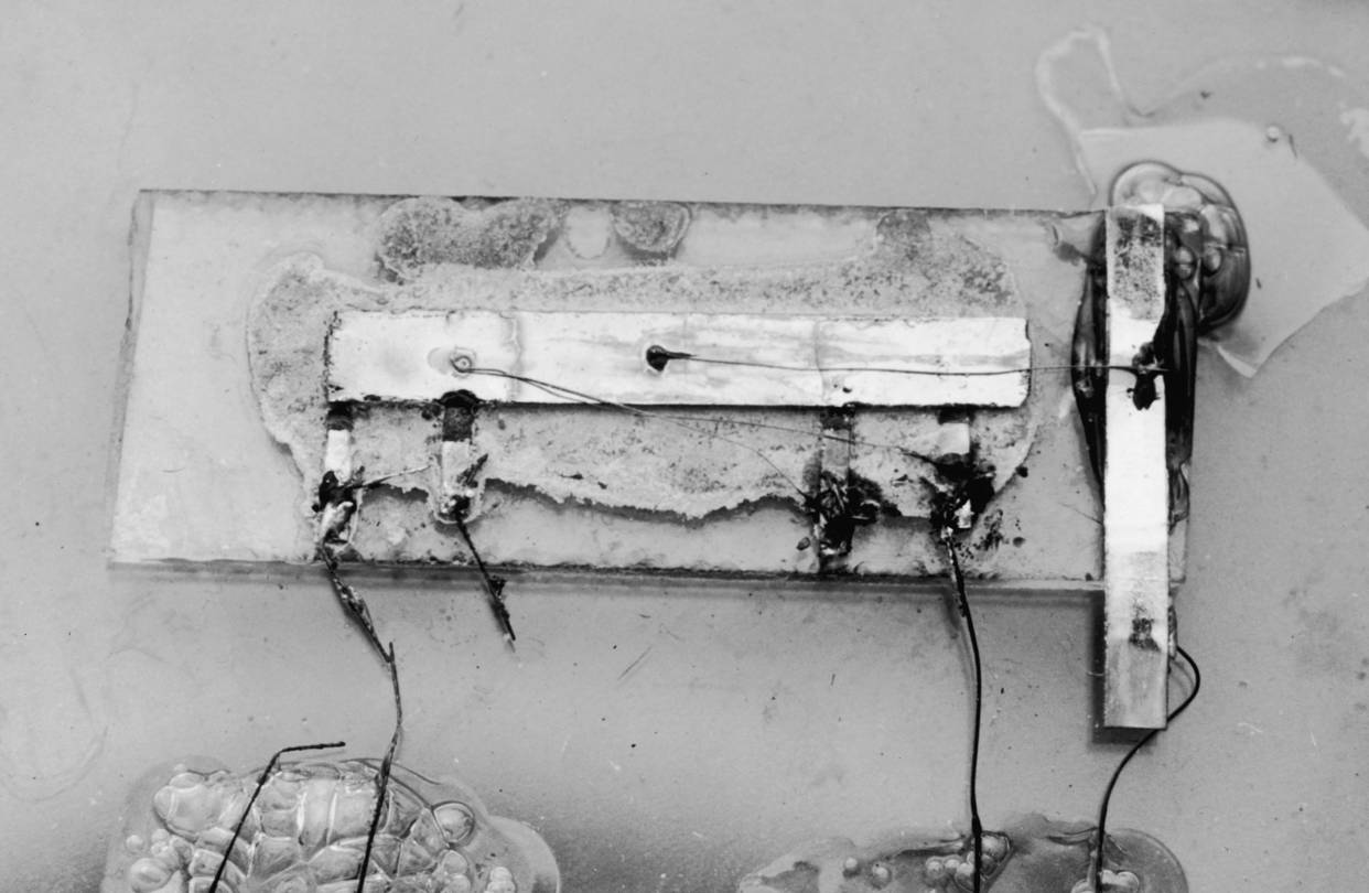 Figura 4 – O primeiro circuito integrado criado por Jack Kilby em 1958
Figura 4 – O primeiro circuito integrado criado por Jack Kilby em 1958