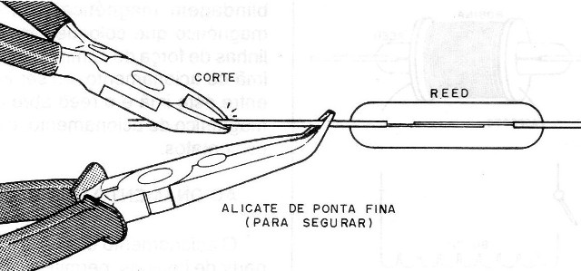 Figura 21 – Cortando o terminal de um reed switch
Figura 21 – Cortando o terminal de um reed switch
