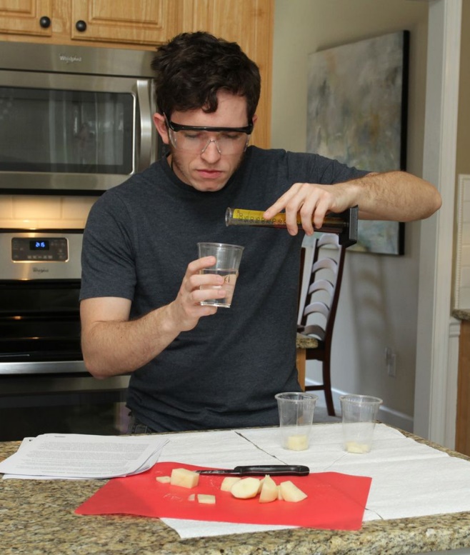 Experimento de química com material caseiro, seguro e inofensivo como parte de cursos a distância – exemplo da internet.
Experimento de química com material caseiro, seguro e inofensivo como parte de cursos a distância – exemplo da internet.