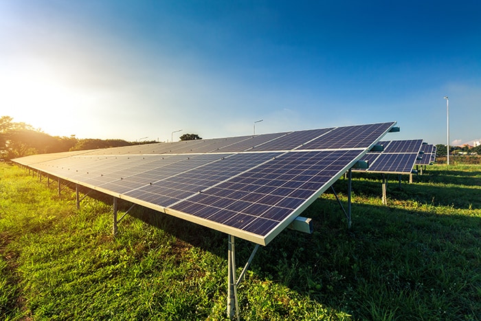 Figura 4: A energia solar pode ser armazenada em baterias EV. (Fonte: Thinnapob Proongsak / shutterstock.com)
Figura 4: A energia solar pode ser armazenada em baterias EV. (Fonte: Thinnapob Proongsak / shutterstock.com)