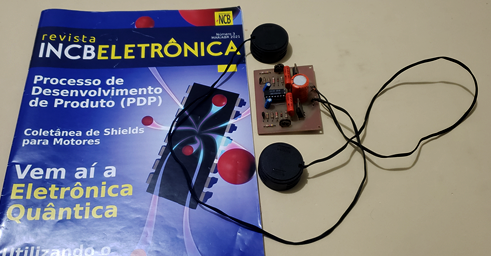 Figura 2 – Foto do protótipo ao lado de revista atual (2021), para comprovar que o temos ainda
