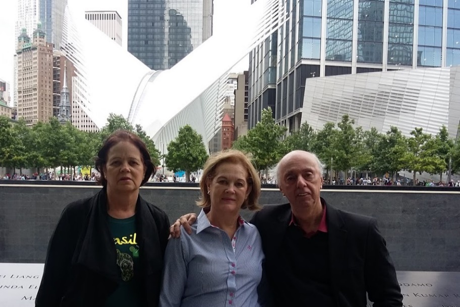 Figura 4 – Com minha esposa e secretária no Memorial do WTC em 2016;
Figura 4 – Com minha esposa e secretária no Memorial do WTC em 2016;