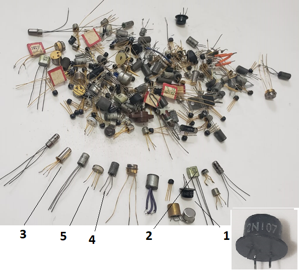 Figura 8 - Minha coleção de transistores antigos - legenda: (1) é o 2N107 em seu involucro metálico.da SESCO. O (2) é outra raridade, o 2N35. Observe que a separação maior indicava o coletor. O do meio era a base. Em (3) temos um Tesla AC187 dos anos 60. Em (4) temos o famoso 2SB75 de germânio encontrado em muitos rádios antigos e que usei em diversos projetos. O (5) é um PD001 da Philco, muito usado em rádios daquela empresa aqui no Brasil.
