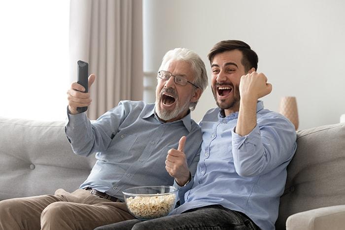 Figura 2: Uma família inteira, com ou sem aparelhos auditivos, pode desfrutar do som sincronizado da televisão em conjunto. (Fonte da imagem: fizkes/stock.adobe.com)
Figura 2: Uma família inteira, com ou sem aparelhos auditivos, pode desfrutar do som sincronizado da televisão em conjunto. (Fonte da imagem: fizkes/stock.adobe.com)