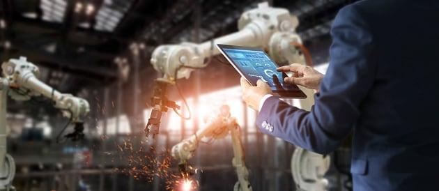 Figura 1: Um engenheiro industrial gerente usa o software do sistema de monitoramento em tempo real para verificar e controlar robôs habilitados para 5G no chão de fábrica.
Figura 1: Um engenheiro industrial gerente usa o software do sistema de monitoramento em tempo real para verificar e controlar robôs habilitados para 5G no chão de fábrica.
