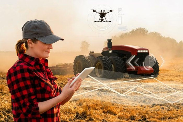 Figura 2: Não é a visão usual de um robô, mas robótico, no entanto, este trator pode atravessar campos comandados por 5G, permitindo que um controlador supervisione vários tratores. (Fonte: Scharfsinn / shutterstock.com)
Figura 2: Não é a visão usual de um robô, mas robótico, no entanto, este trator pode atravessar campos comandados por 5G, permitindo que um controlador supervisione vários tratores. (Fonte: Scharfsinn / shutterstock.com)