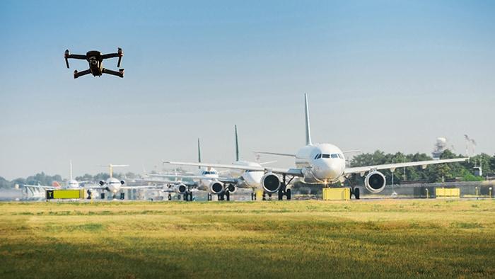 Figura 2: Um drone não tripulado voando próximo a um aeroporto pode causar interrupções no tráfego aéreo. (Fonte: Alexandre Rotenberg/stock.adobe.com)
Figura 2: Um drone não tripulado voando próximo a um aeroporto pode causar interrupções no tráfego aéreo. (Fonte: Alexandre Rotenberg/stock.adobe.com)