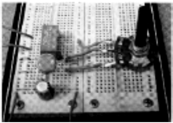 Figura 3 - O circuito pode ser montado usando uma placa sem solda.
Figura 3 - O circuito pode ser montado usando uma placa sem solda.