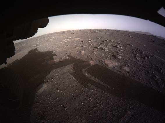 Figura 4 – Foto da Superfície de Marte mostrando a sombra da Perseverance – Fonte Nasa
