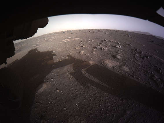 Figura 4 – Foto da Superfície de Marte mostrando a sombra da Perseverance – Fonte Nasa
Figura 4 – Foto da Superfície de Marte mostrando a sombra da Perseverance – Fonte Nasa