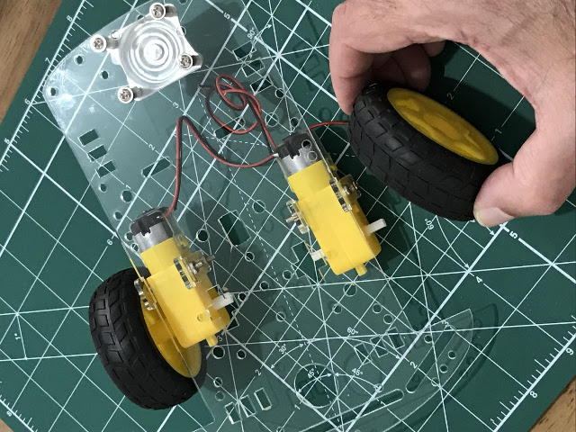 Figura 21 - Fixação das rodas no eixo) 
