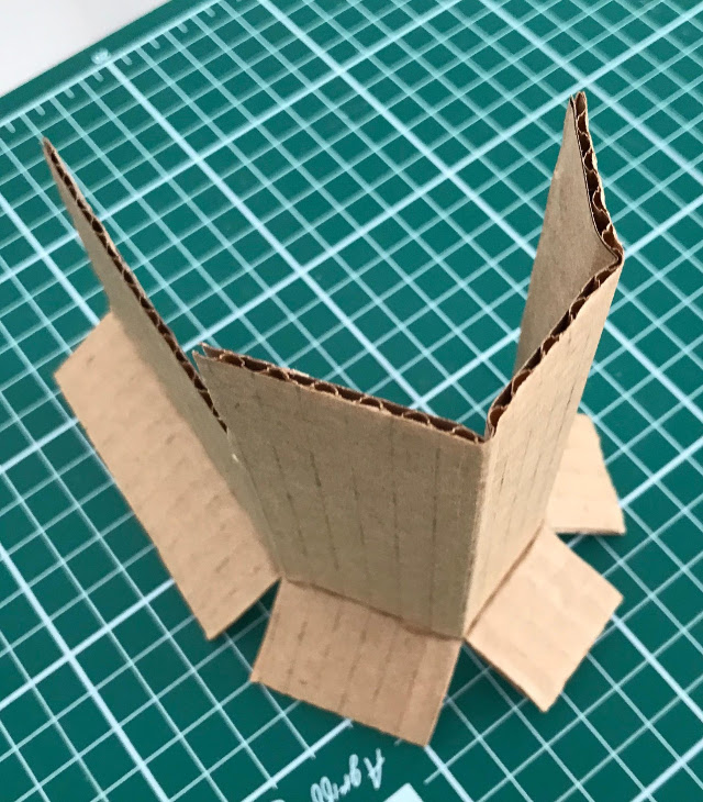 Figura 24 – Suporte de papelão cortado e dobrado
