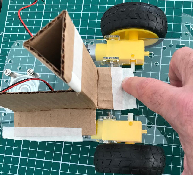 Figura 26 – Fixação do suporte na base utilizando fita crepe
