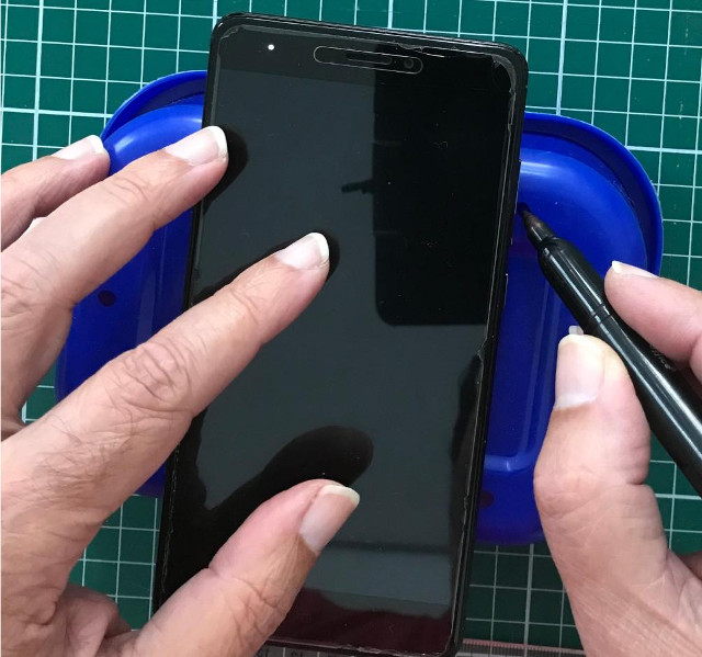 Figura 30 – Marca para furos de fixação do Smartphone).
Figura 30 – Marca para furos de fixação do Smartphone).