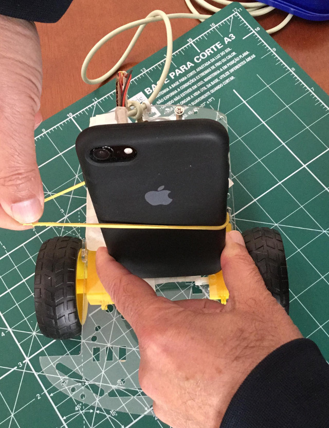 Figura 41 – rover com o Smartphone.
Figura 41 – rover com o Smartphone.