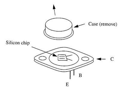 Figura 1 Exposição do chip de silício de um transistor de potência para convertê-lo em um sensor de luz.
Figura 1 Exposição do chip de silício de um transistor de potência para convertê-lo em um sensor de luz.