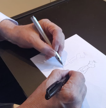 Figura 4 – Desenhando o Eltron com as duas mãos ao mesmo tempo (pequenas diferenças, é claro, pois já não tenho a mesma coordenação motora de quando jovem – escrevo este artigo aos 77)
Figura 4 – Desenhando o Eltron com as duas mãos ao mesmo tempo (pequenas diferenças, é claro, pois já não tenho a mesma coordenação motora de quando jovem – escrevo este artigo aos 77)