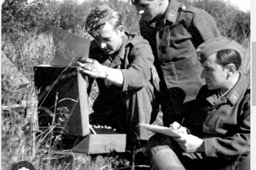 Soldados da Segunda Grande Guerra recebendo/enviando mensagens codificadas
Soldados da Segunda Grande Guerra recebendo/enviando mensagens codificadas