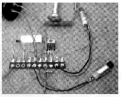 Figura 11 - Os componentes pequenos são soldados a uma ponte de terminais.

