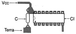 Desacoplamento do pino de alimentação via capacitor. 