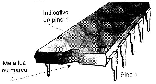 Um circuito integrado em invólucro DIP
Um circuito integrado em invólucro DIP