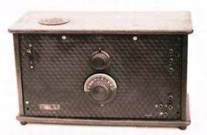 Fig-1 -Rádio receptor regenerativo, de origem alemã feito pela companhia NORA, em 1923. -ref. (3)  