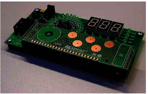 Figura 6 - Outra vista do conjunto de placas do teclado capacitivo.
Figura 6 - Outra vista do conjunto de placas do teclado capacitivo.
