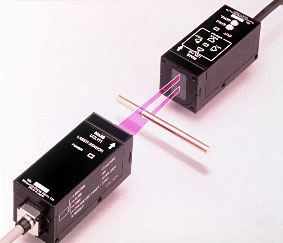  Sensor Fotoelétrico de passagem da Aromat que utiliza como fonte de luz um emissor LASER.
