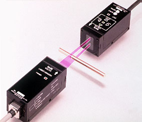 Sensor Fotoelétrico de passagem da Aromat que utiliza como fonte de luz um emissor LASER.
Sensor Fotoelétrico de passagem da Aromat que utiliza como fonte de luz um emissor LASER.
