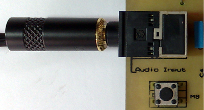 Figura 11: Plug conectado na entrada de áudio da placa de gravação.
Figura 11: Plug conectado na entrada de áudio da placa de gravação.