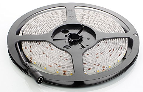 Rolo de LEDs co plugue para a fonte.
Rolo de LEDs co plugue para a fonte.