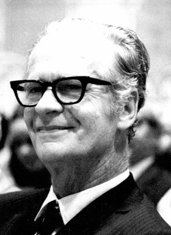 B.F. Skinner – psicologista e behaviorista autor de diversos livros e inventor
B.F. Skinner – psicologista e behaviorista autor de diversos livros e inventor