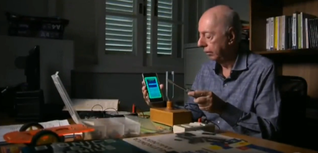 Imagem do Fantástico (Globo – 02/10/2017) com a participação de Newton C. Braga – Na imagem o autor utiliza um diapasão para mostrar a emissão de som captada por um aplicativo em seu celular que mede a frequência.
Imagem do Fantástico (Globo – 02/10/2017) com a participação de Newton C. Braga – Na imagem o autor utiliza um diapasão para mostrar a emissão de som captada por um aplicativo em seu celular que mede a frequência.