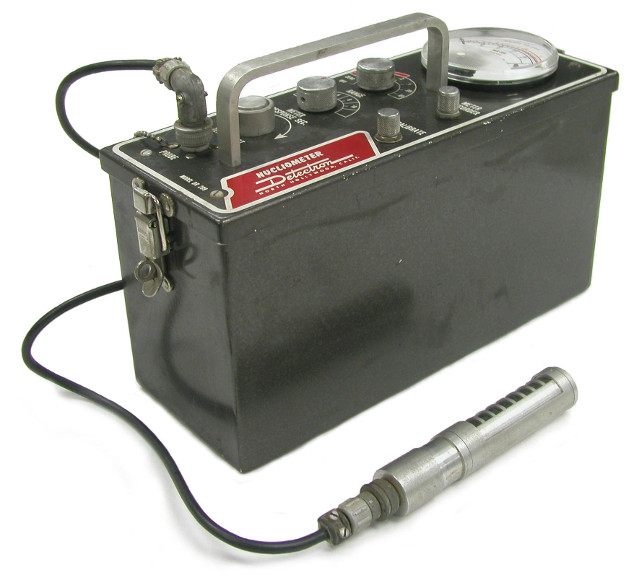 Detector com indicador através de instrumento

