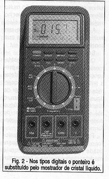 Nos multímetros digitais o ponteiro dá lugar ao mostrador de cristal líquido.
